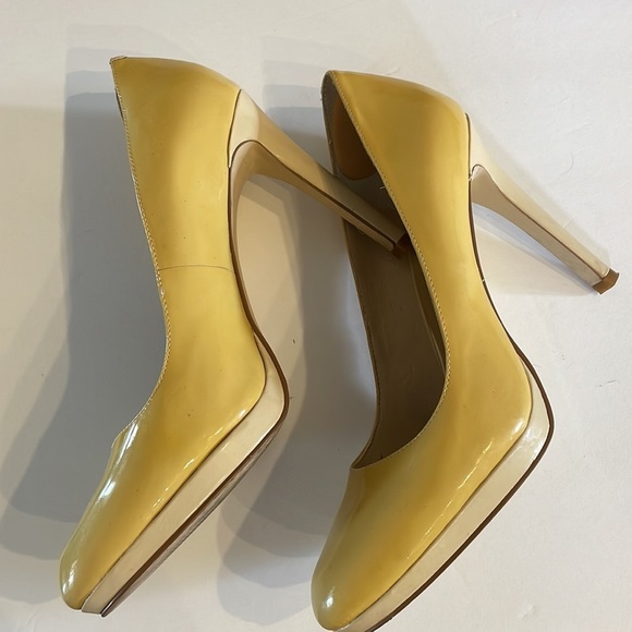 BCBGeneration women’s light yellow patent slight round toe pumps platform 9B - Picture 6 of 12